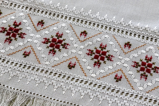 haft tradycyjny na materiale